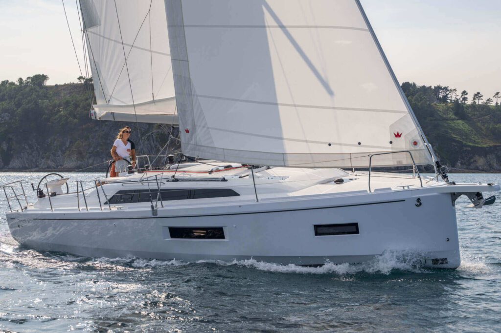 Oceanis 37.1 under sail