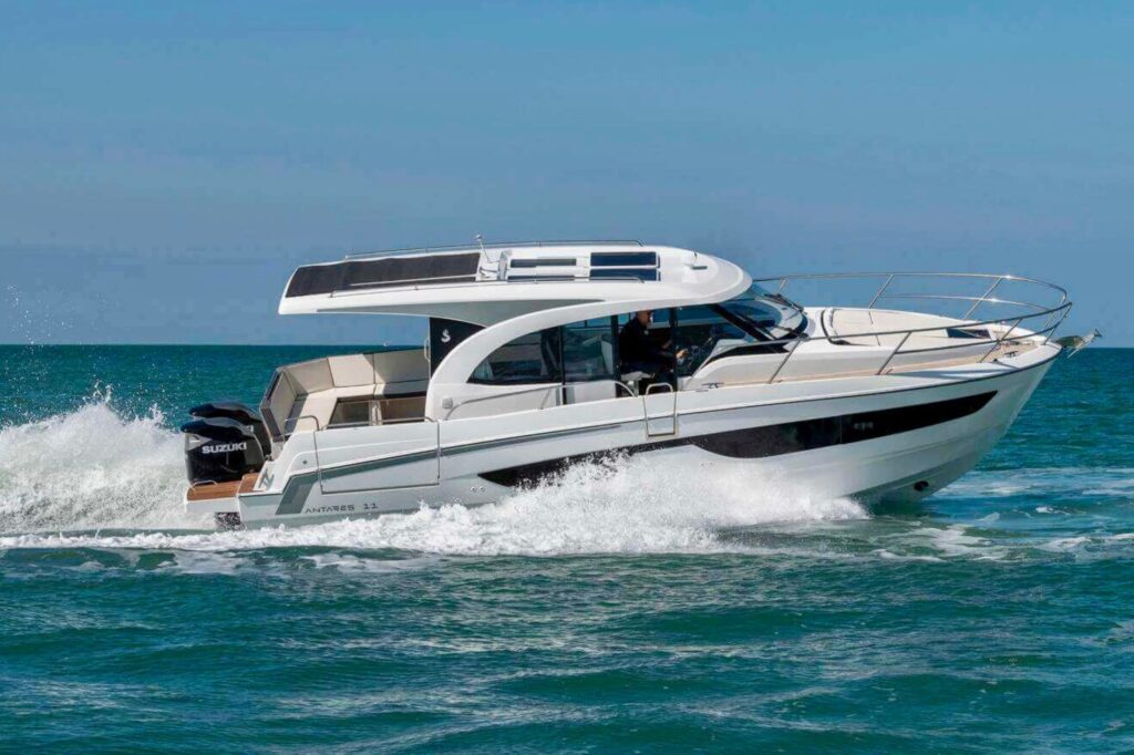 Antares 11 Coupe underway