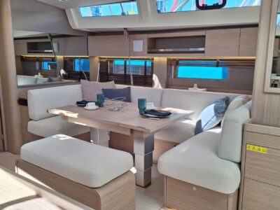 oceanis 52 dining area