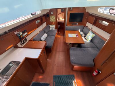 2010-beneteau-oceanis-43-27