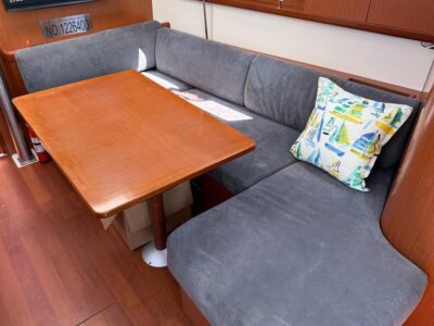 2010-beneteau-oceanis-43-28