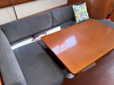 2010-beneteau-oceanis-43-29
