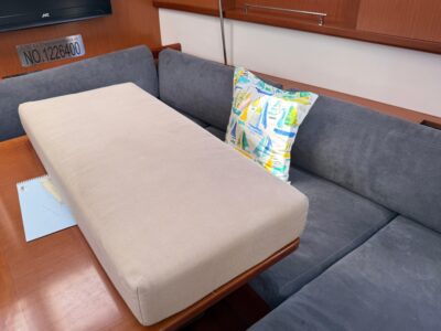 2010-beneteau-oceanis-43-30
