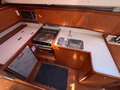 2010-beneteau-oceanis-43-36