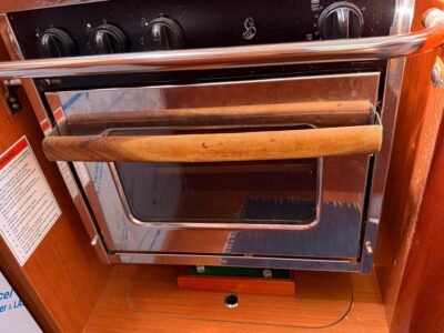 2010-beneteau-oceanis-43-38