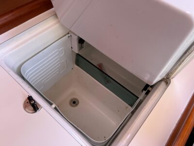 2010-beneteau-oceanis-43-42