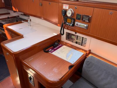 2010-beneteau-oceanis-43-47