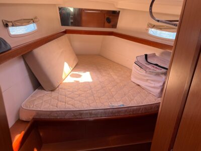 2010-beneteau-oceanis-43-58