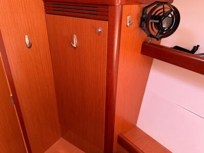 2010-beneteau-oceanis-43-61