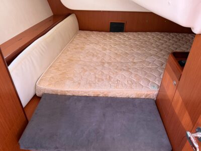 2010-beneteau-oceanis-43-66