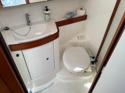 2010-beneteau-oceanis-43-71