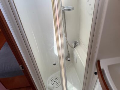 2010-beneteau-oceanis-43-73