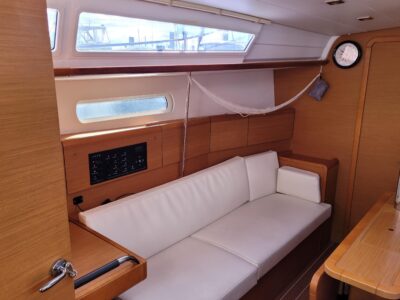 2014-jeanneau-sun-odyssey-379-23