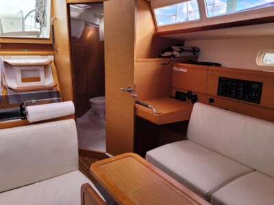 2014-jeanneau-sun-odyssey-379-33