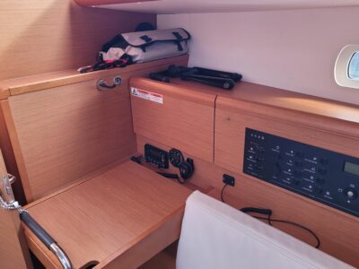 2014-jeanneau-sun-odyssey-379-34