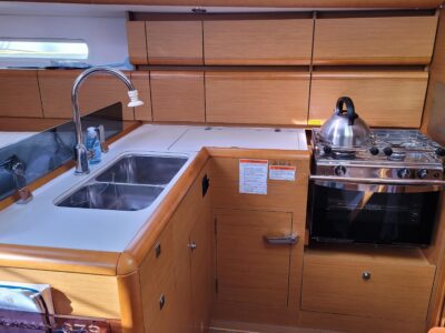 2014-jeanneau-sun-odyssey-379-38