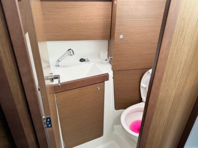 2021-beneteau-oceanis-35-1-22