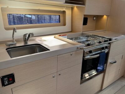 2024-beneteau-oceanis-37-1-17