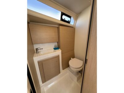 2024-beneteau-oceanis-37-1-27