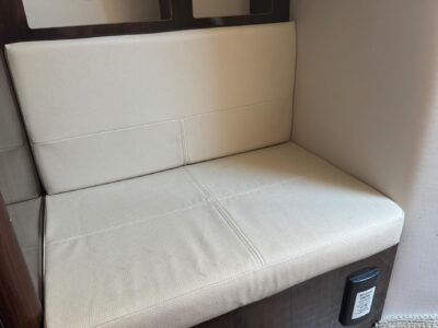 2018-sea-ray-sundancer-350-44