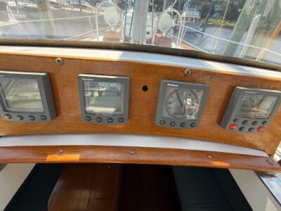 1982-bristol-41-1-center-cockpit-83