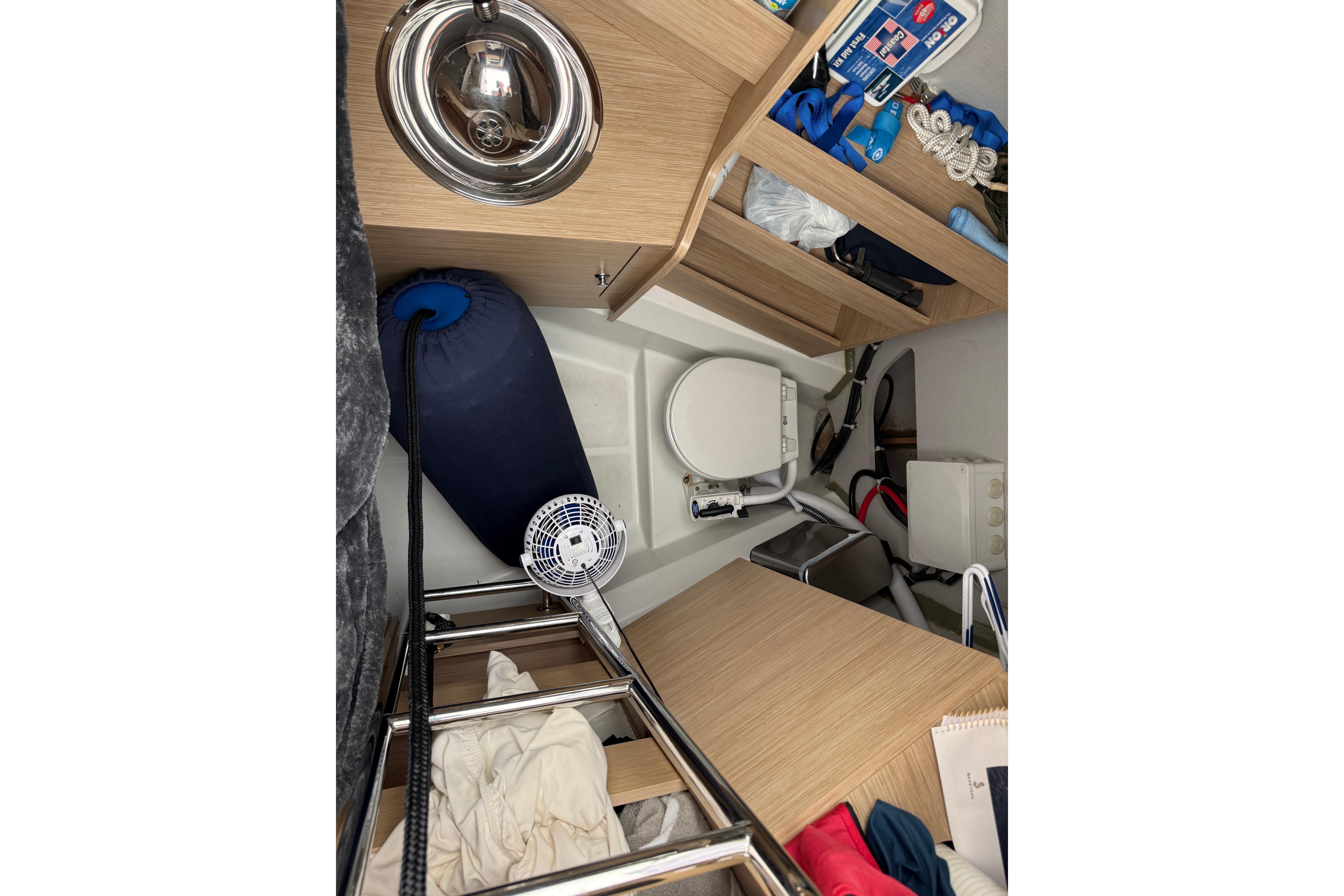 2019-beneteau-oceanis-51-1-42