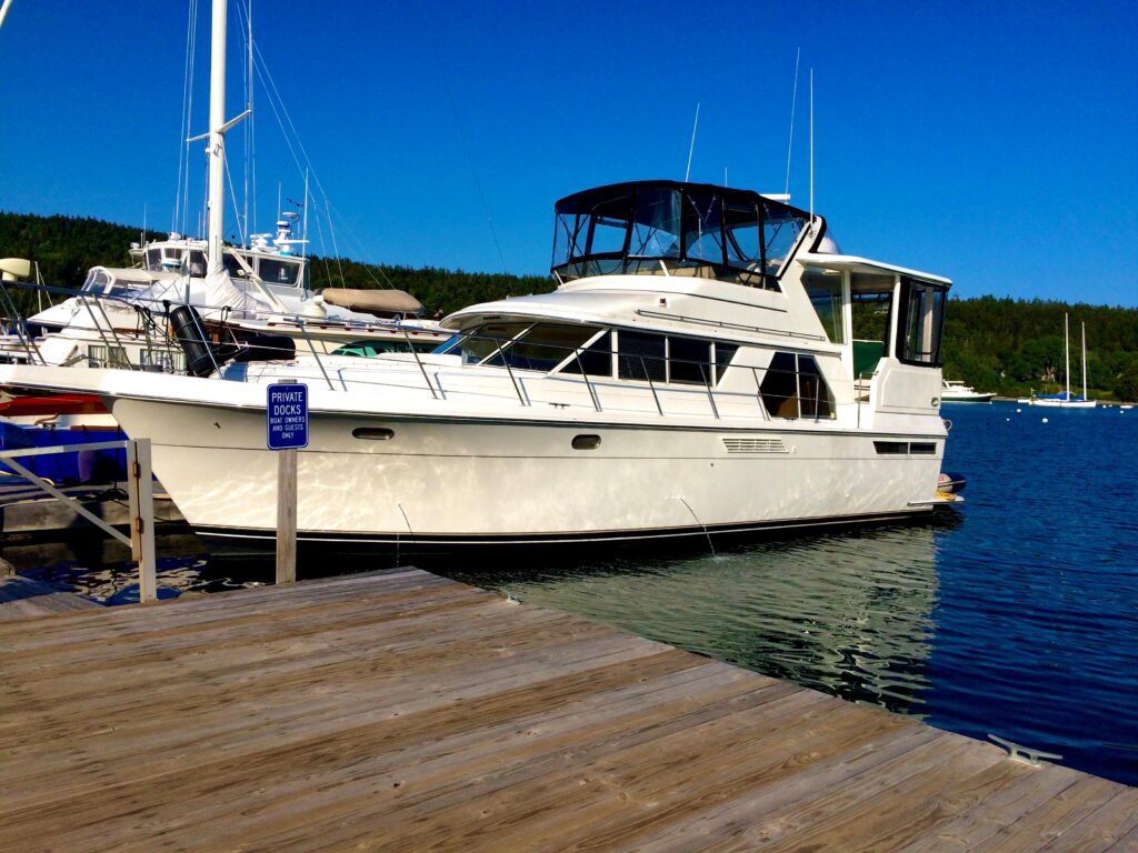 1997 Carver 440 Aft Cabin Motor Yacht