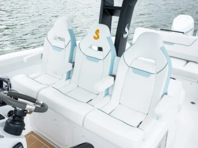 Flyer 30 3 seats with armrests at the helm