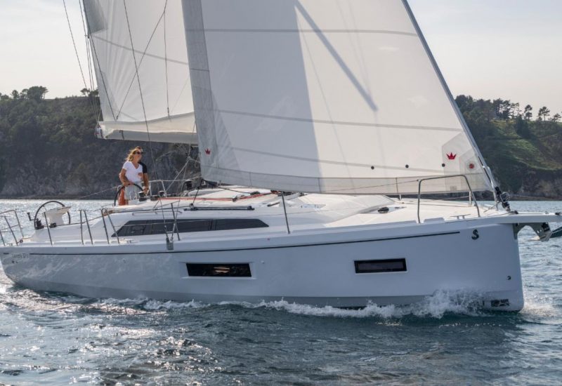 Oceanis 37.1 sailing