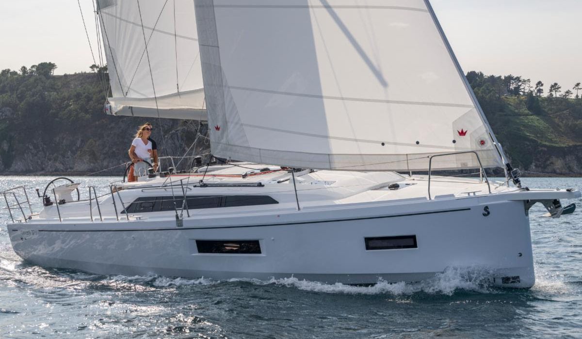Oceanis 37.1 sailing